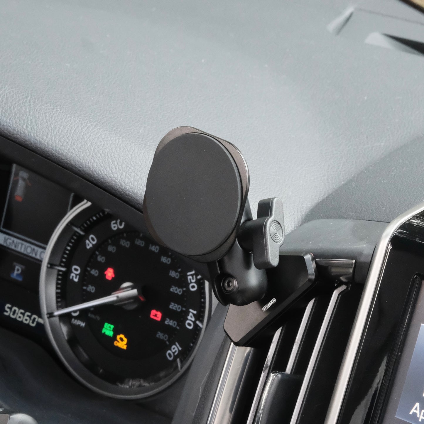 Toyota Land Cruiser 200 2016-2021 MagSafe-compatible Phone Mount